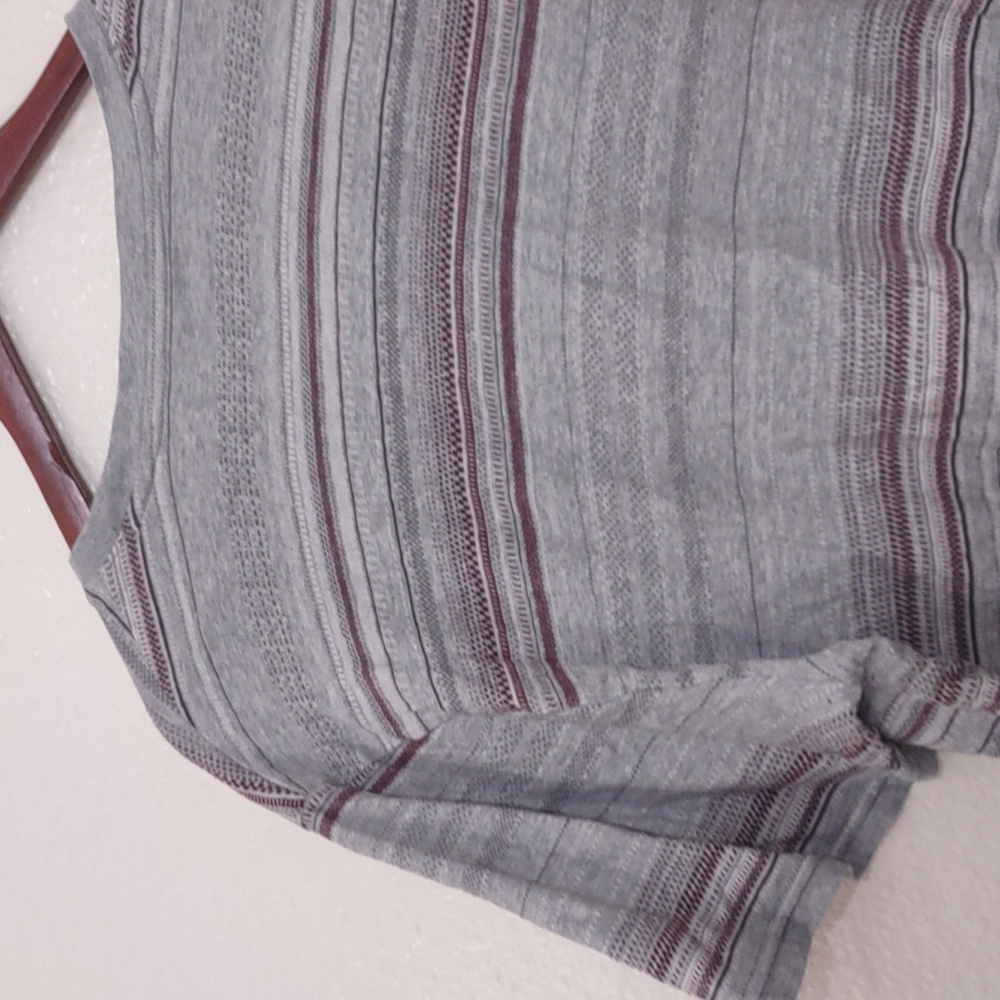SLIGHTLY USED VANS T-SHIRT SIZE L COLOR GRAY AND BURGUNDY HAS POCKET - Picture 8 of 11